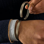 Un homme porte un Fudail - Argent brut brossé Jonc 8mm.