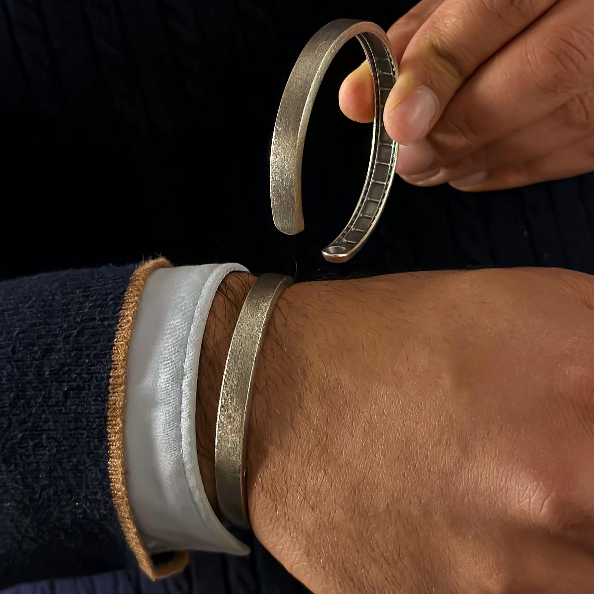 Un homme porte un Fudail - Argent brut brossé Jonc 8mm.