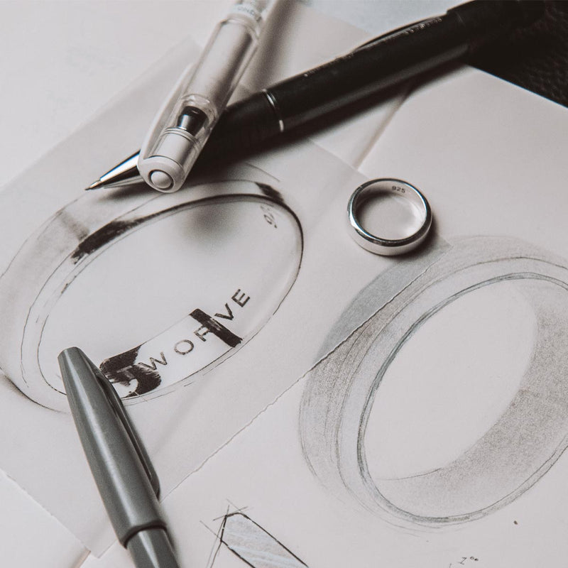 Entwurfsskizze des anlauffreien Herrenrings „Tamir“ in mattem Silber von Ninetwofive, die das Schmuckdesign hervorhebt.