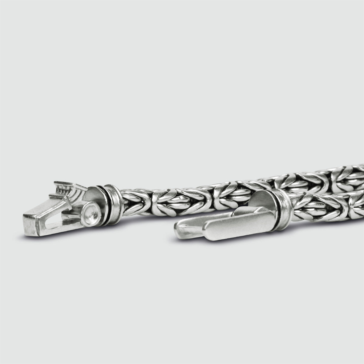 A Turath - Bracelet des rois byzantins en argent sterling 5mm par NineTwoFive, avec un design complexe, parfait comme accessoire personnalisé pour homme.