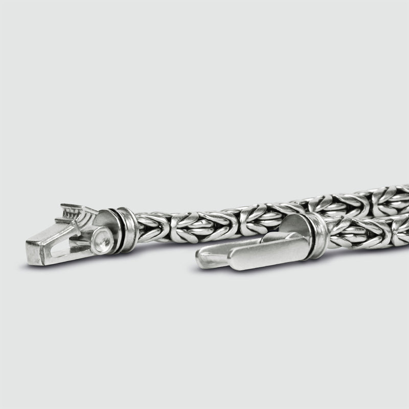 Zijaanzicht van de sterlingzilveren Turath-armband voor heren in byzantijnse stijl van Ninetwofive, waarbij het gedetailleerde ontwerp en de sluitingen goed tot hun recht komen.