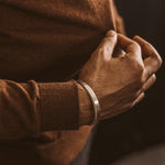 Un homme portant un bracelet Boulos et Tamir - set .
