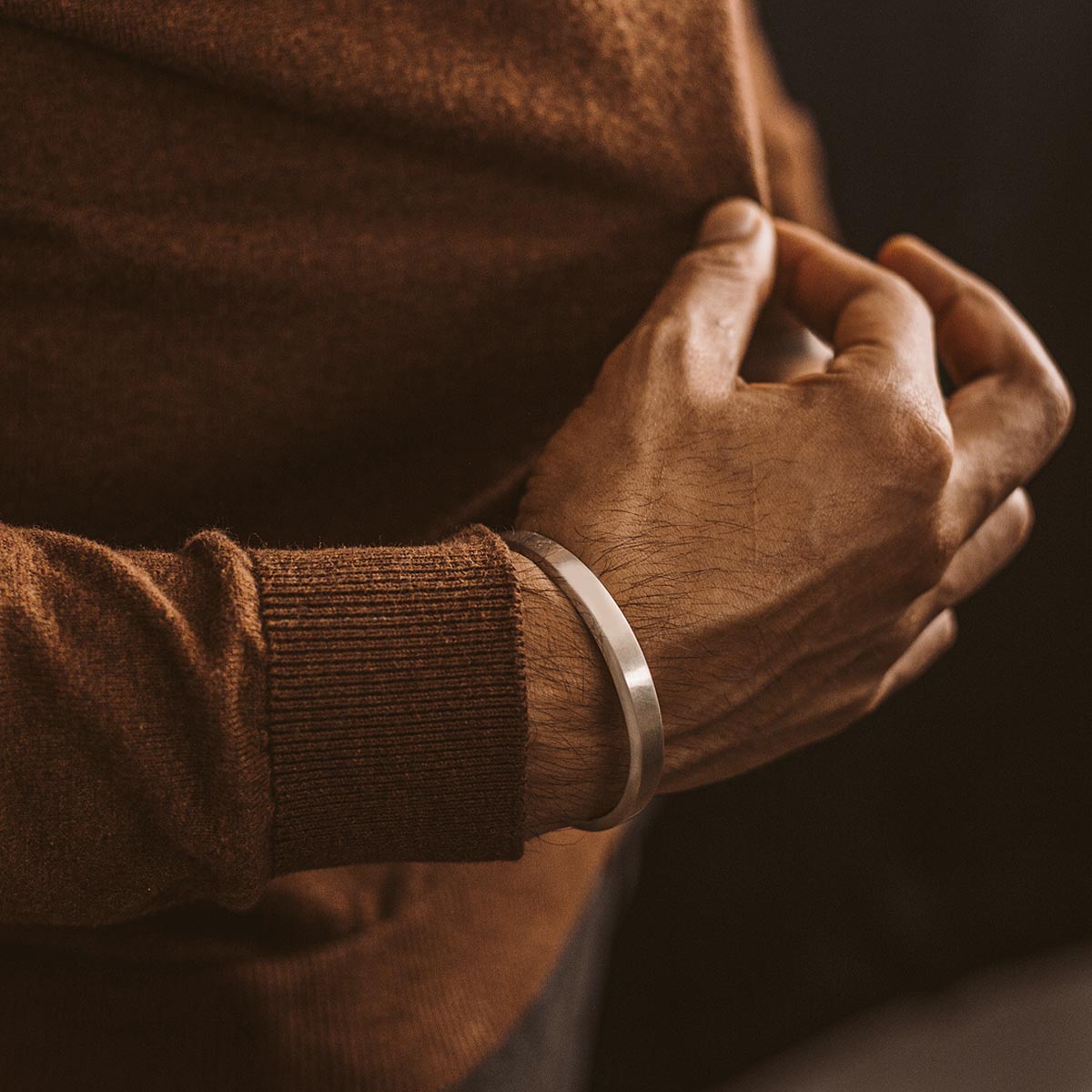 Un homme portant un bracelet Boulos et Tamir - set .