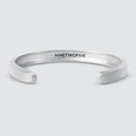 Boulos - Bracelet en argent uni Jonc 8mm avec le mot ninetyfive gravé dessus.