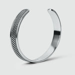 A Kaliq - Oxidiertes Sterling Silber Armreif 10mm mit einem gewebten Muster.