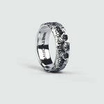 Une bague en argent gravée Tarif - Unique 7mm avec des diamants noirs.