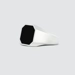 A Naim - Bague chevalière en onyx noir Bague chevalière gravée de 13 mm sur fond blanc.