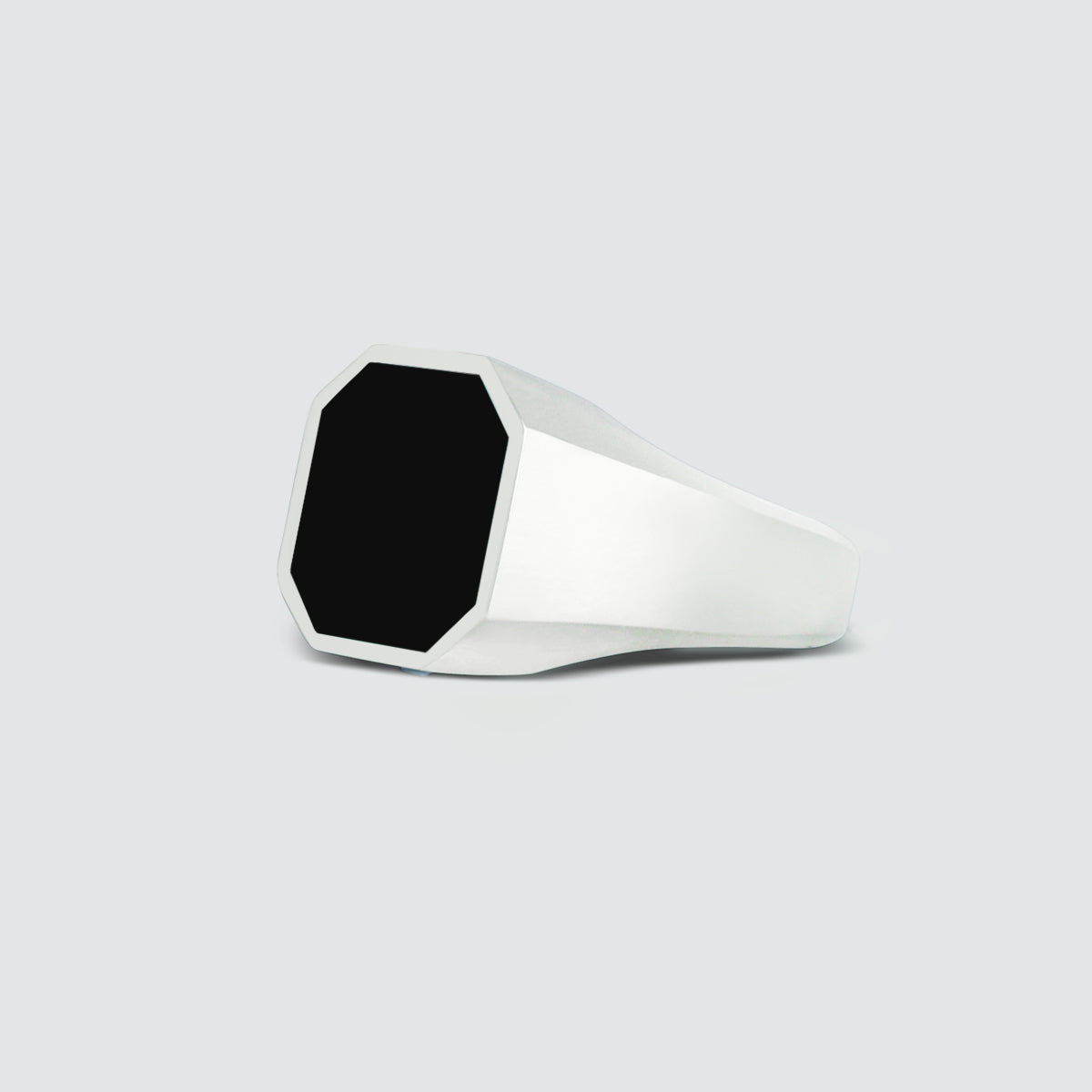 A Naim - Bague chevalière en onyx noir Bague chevalière gravée de 13 mm sur fond blanc.
