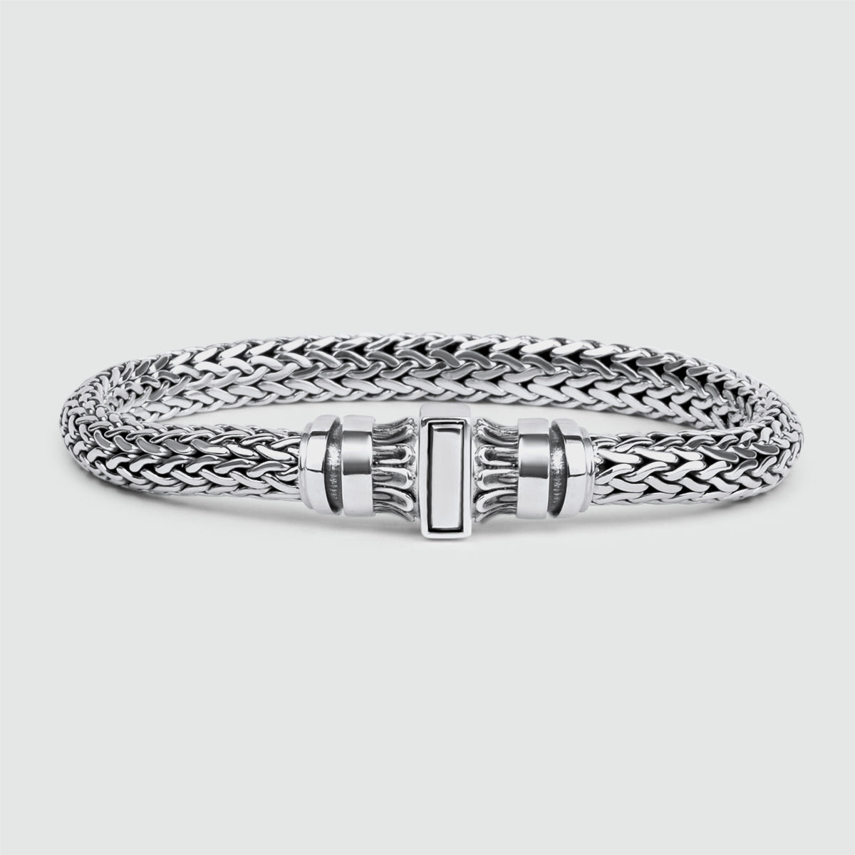 Ein Mirza - Sterling Silber geflochtenes Armband 7mm mit einem NineTwoFive Verschluss, perfekt für Männer, die ein stilvolles und persönliches Accessoire suchen.