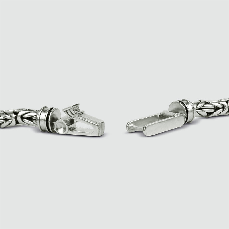 Een Turath Byzantine-armband voor heren van NineTwoFive, vervaardigd uit sterlingzilver, op een witte achtergrond.