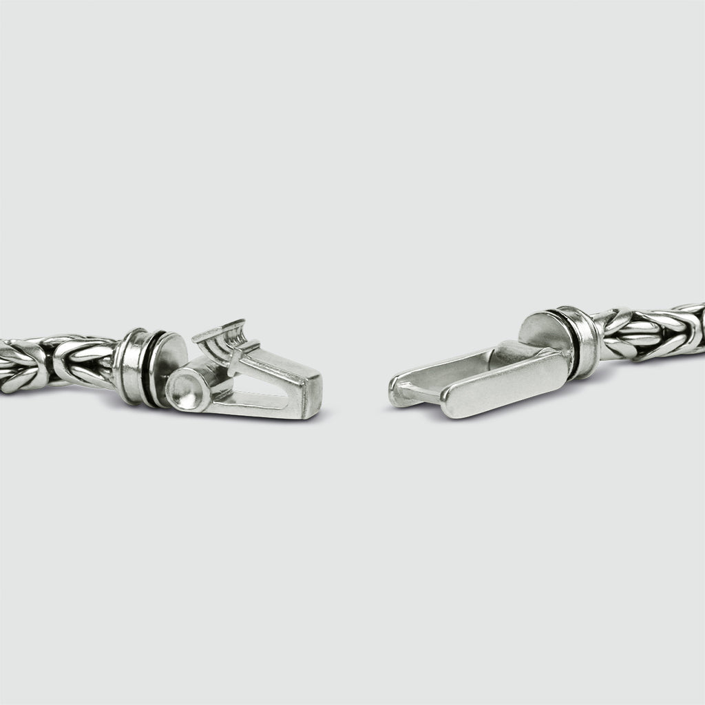 Ein Paar von NineTwoFive's Turath - Sterling Silber Byzantine Kings Armband 5mm auf einem weißen Hintergrund.