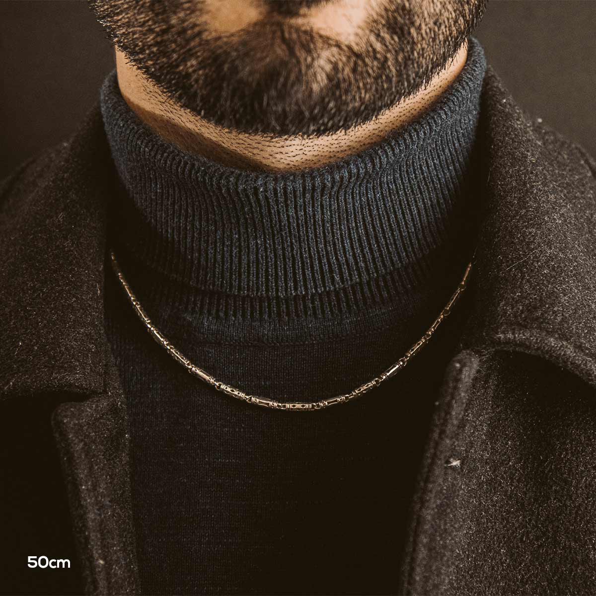 Un homme barbu portant un Kadeem fait main - Ornements en argent sterling Collier 3.5mm en argent 925.