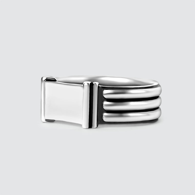 Nahaufnahme des Imad-Siegelrings aus Sterling Silber mit quadratischem Design.