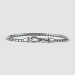 Ein graviertes NineTwoFive Emir -Sterling Silber Minimalist Armband 2.5mm mit einem Verschluss.