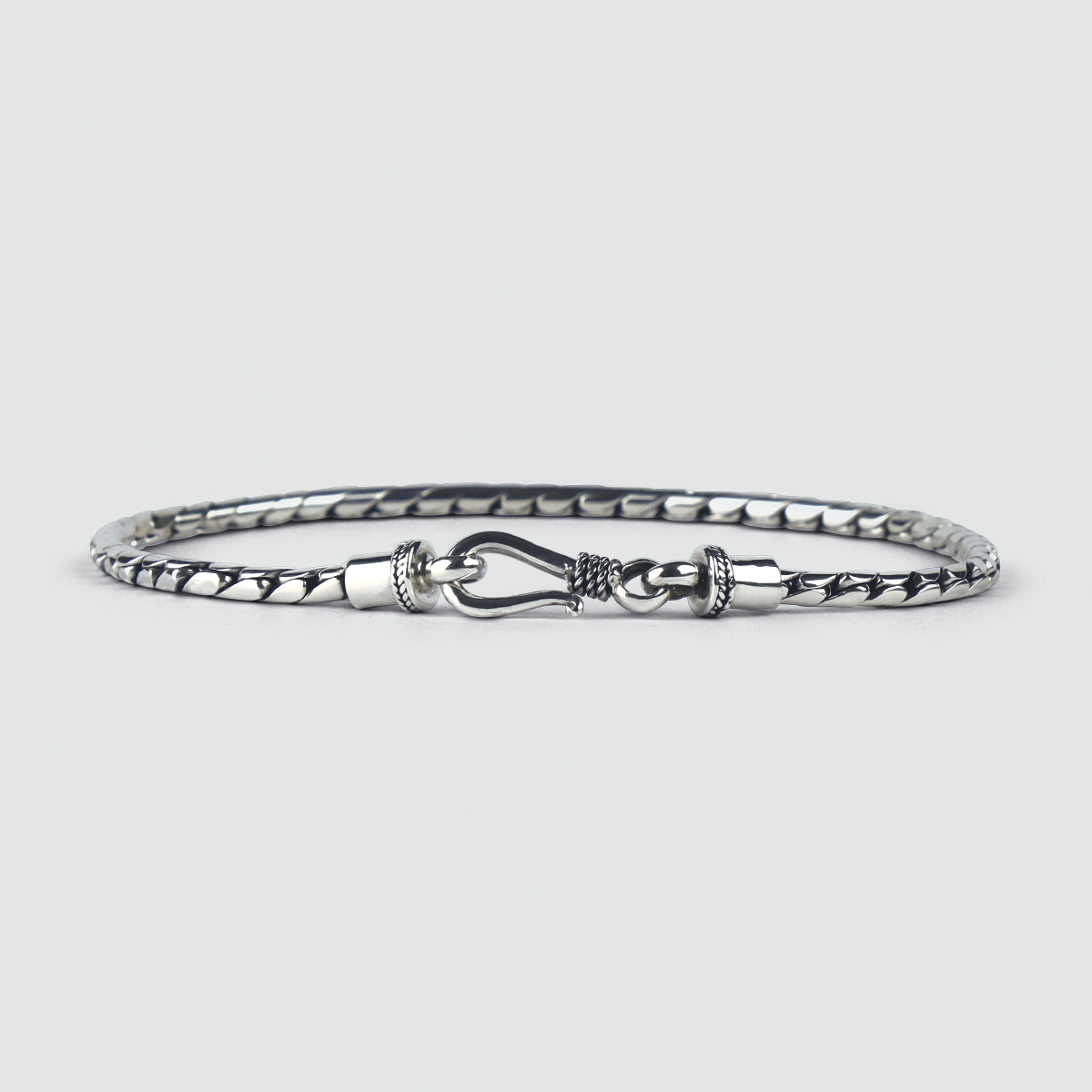 Ein graviertes NineTwoFive Emir -Sterling Silber Minimalist Armband 2.5mm mit einem Verschluss.