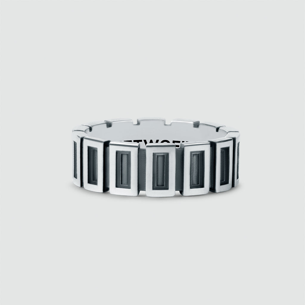Ein handgefertigter oxidierter 925 Silber Kenan und Yardan - set Ring auf einem weißen Hintergrund.