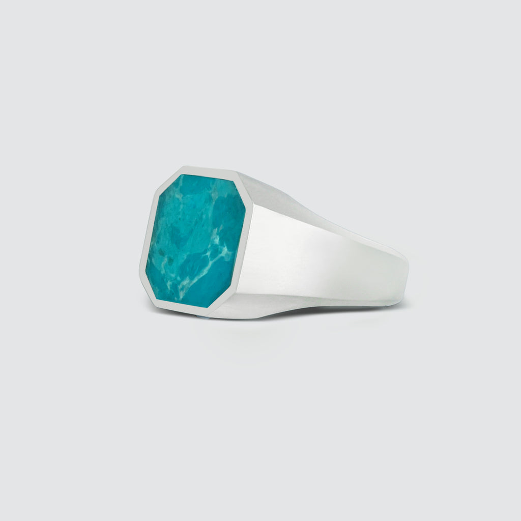 Nuri - Sterling zilveren Blue Turquoise Zegel  Ring 13mm, met een achthoekige steen, set tegen een witte achtergrond.