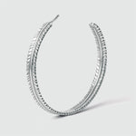 Une boucle d'oreille Zahir - Thin Sterling Silver Feather Jonc 6mm avec un design de plume.