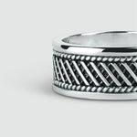 Een Kaliq geoxideerde sterling zilveren ring 10mm met een gevlochten ontwerp van Ninetwofive.