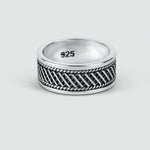 Détail gravé de la bague Kaliq en argent massif oxydé pour bijoux personnalisés par Ninetwofive.