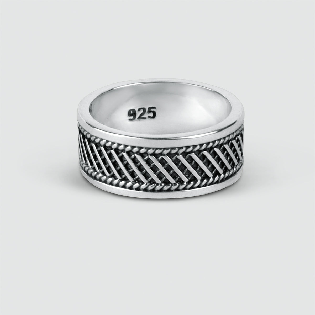 Détail gravé de la bague Kaliq en argent massif oxydé pour bijoux personnalisés par Ninetwofive.